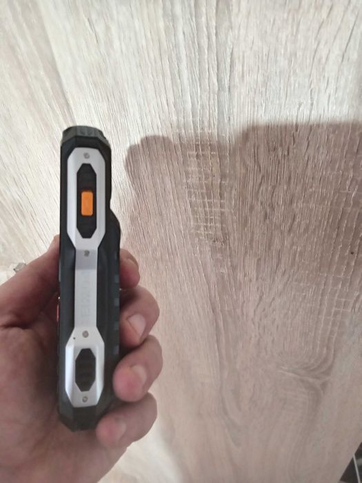 Телефон с две карти чисто нов