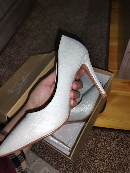 Kelinlar uchun oq tufli