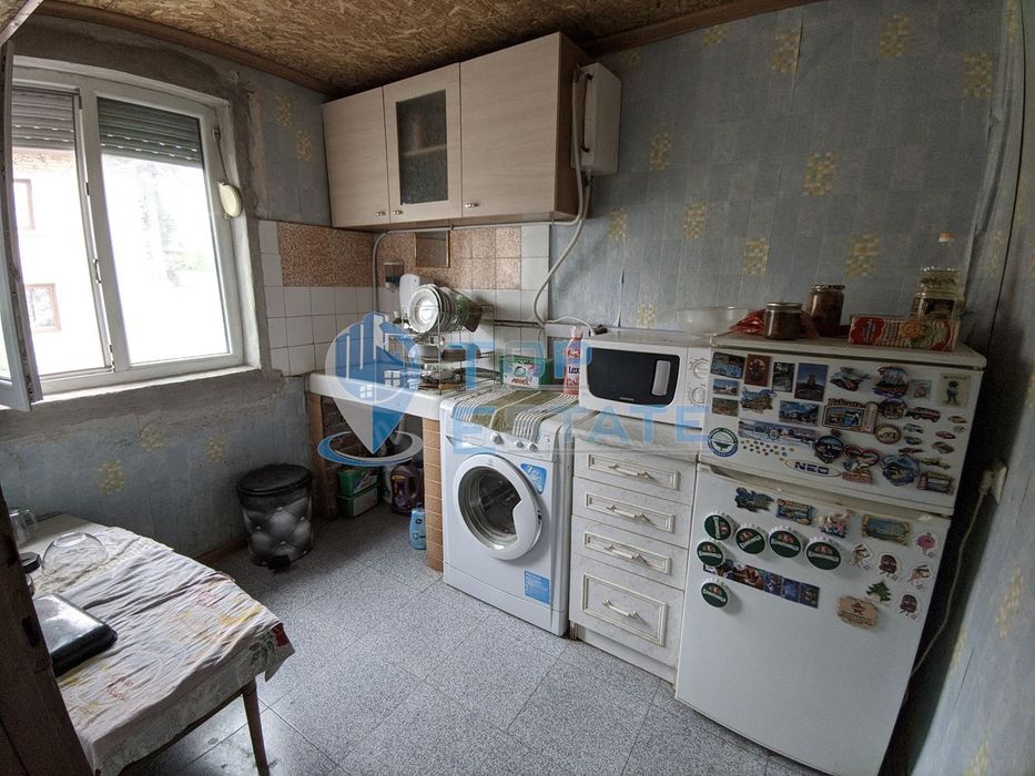 Тухлена обзаведена къща с магазин в село Сушица