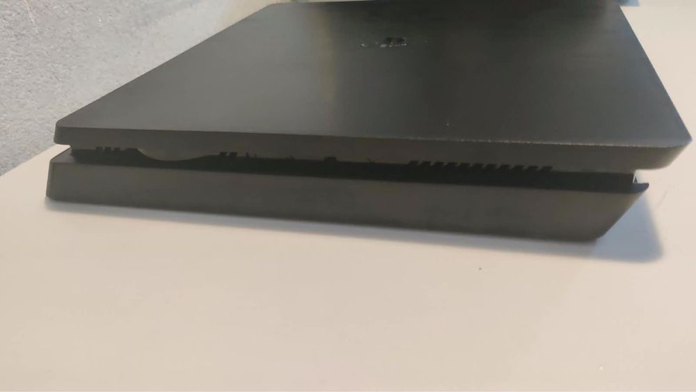 Sony PlayStation 4 Slim 1 TB — PS4