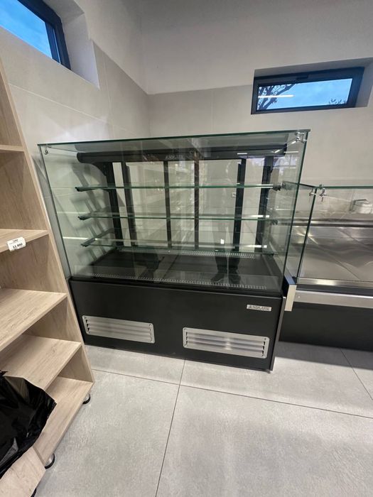 Холодильная витрина для магазина / кондитерской, стеклянная.