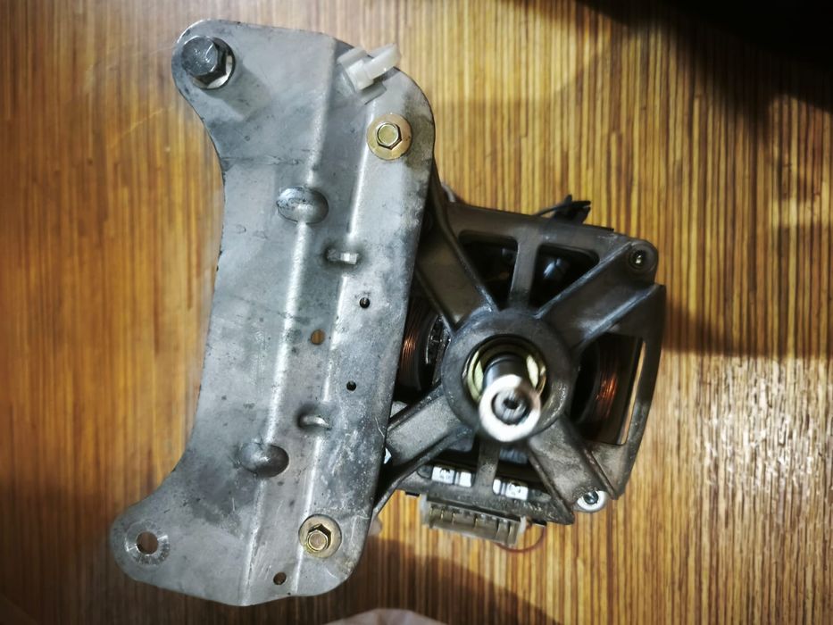 Продам двигатель от стиральной машинки Индезит