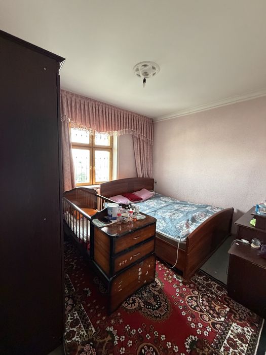 Jarariq mahallasida 5 xonaliy uy sotilvoti 3 ta balkonli
