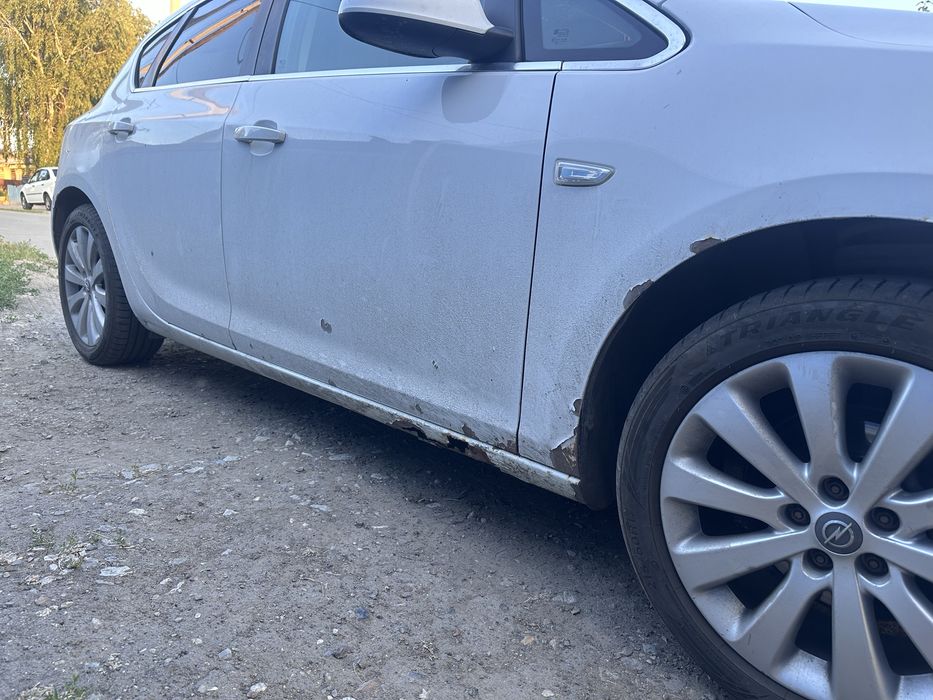 Продам авто! Opel astra j 2011 года