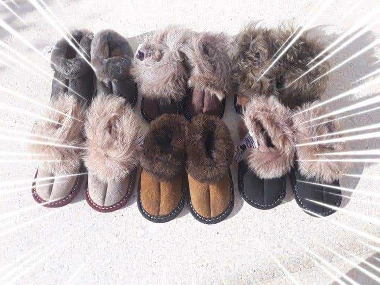 2 perechi Papuci de casă din blană naturală ovină