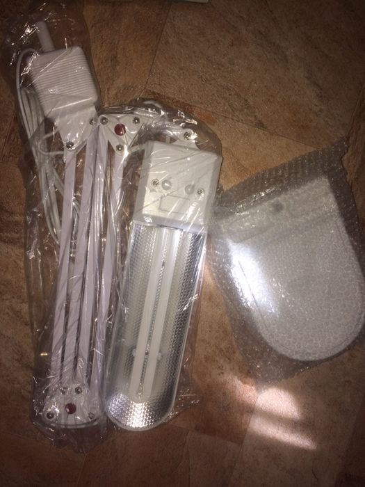 Настольная лампа белого цвета