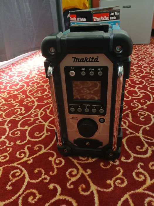 НОВОMakita Строително радио DMR116
