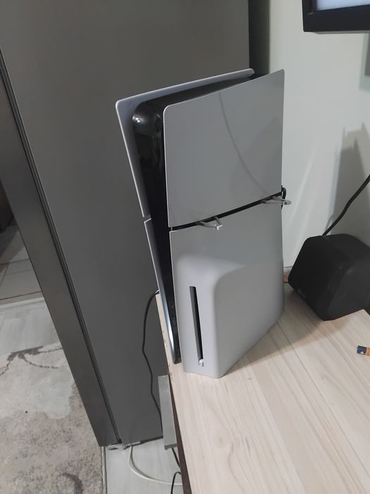 Продавам Playstation-5 със много скъпи  за повече информация в описанието