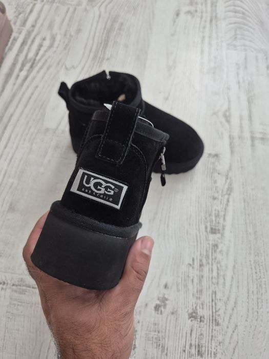 Cizme UGG mini negre cu fermoar lateral