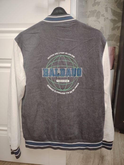 Продам кртку-бомбер Baldaud