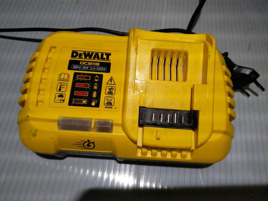 Куфари и зарядни DeWalt