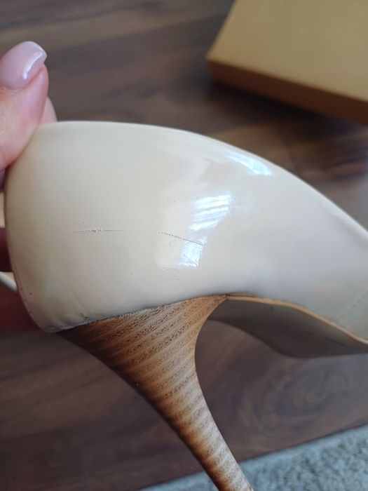 Лачени обувки в телесен цвят