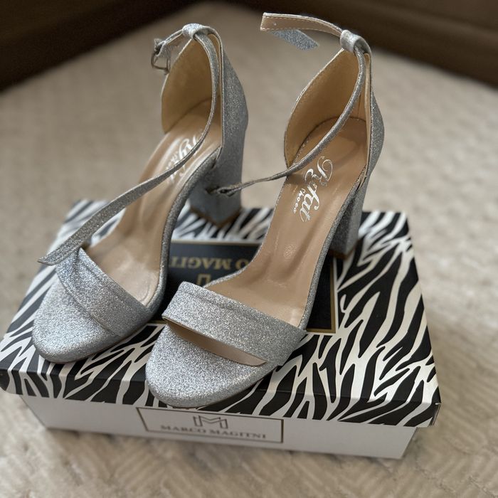 Сандали на ток, сиви, лъскави