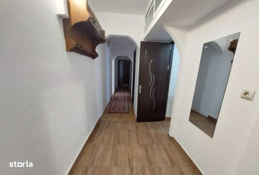 Apartament de vanzare cu 3 camere, zona Casa de Cultura