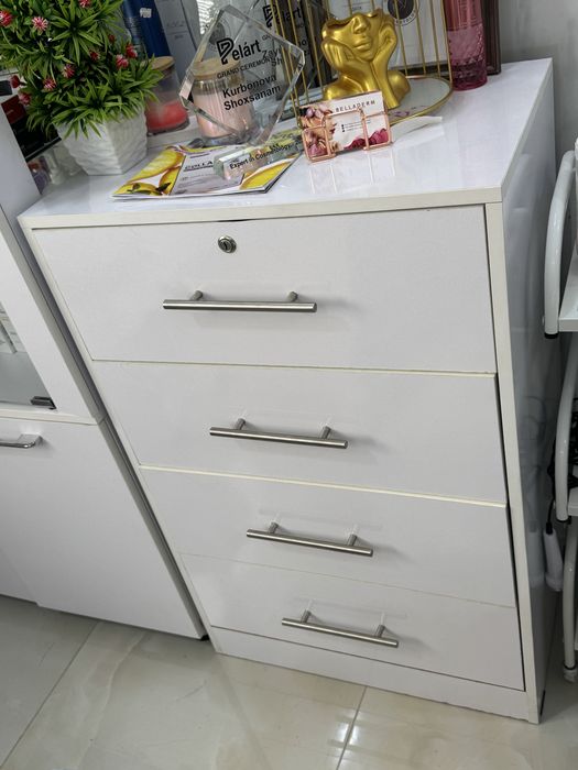 Shkaf va komod kosmetolog, salon va laboratoriya va