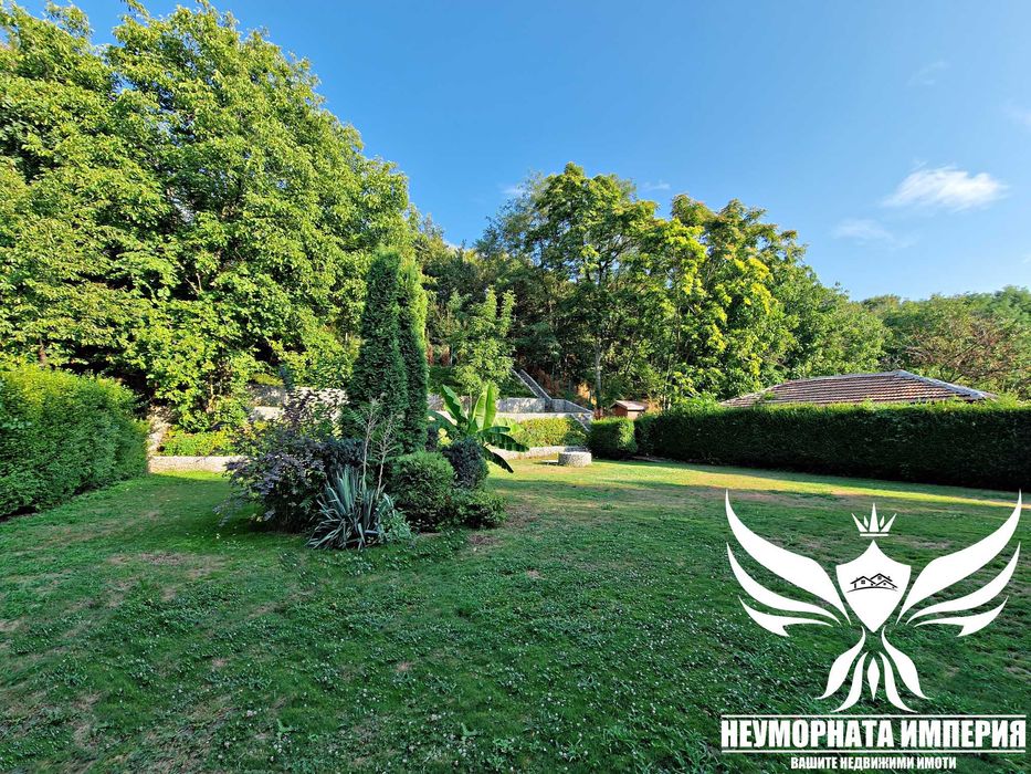 Двуетажна къща с гараж 300РЗП с 900кв. двор село Нови Извор