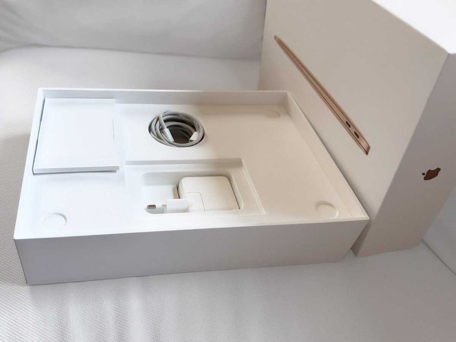 Vand MacBook Air 13" Gold (M1, 256 GB SSD, 8 GB RAM) in stare impecabila