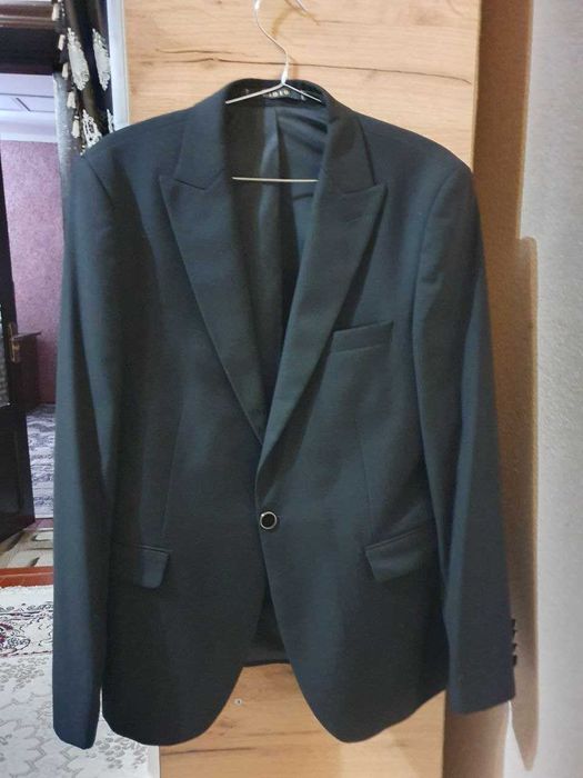 Kostyum-shim, oq ko'ylak, galstuk, tufli, palto