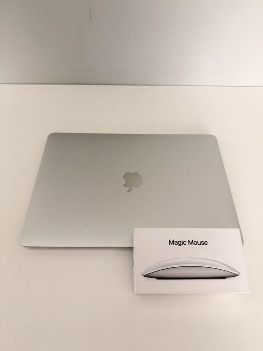 Macbook Air 2020, с мышкой