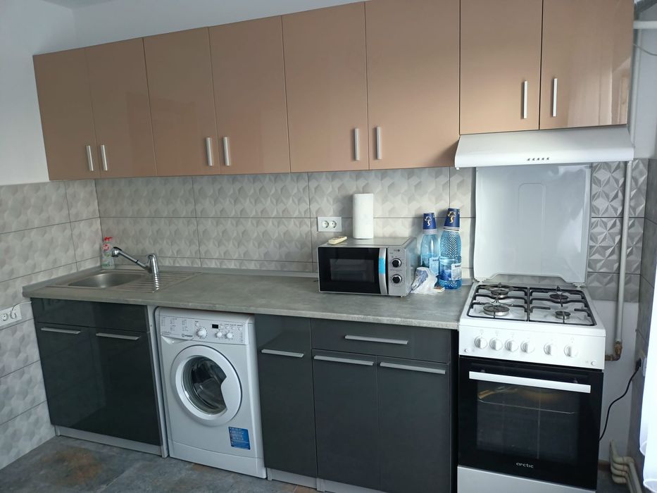 Închiriez apartament, 2 camere decomandat, 1 decembrie 1918, et 3