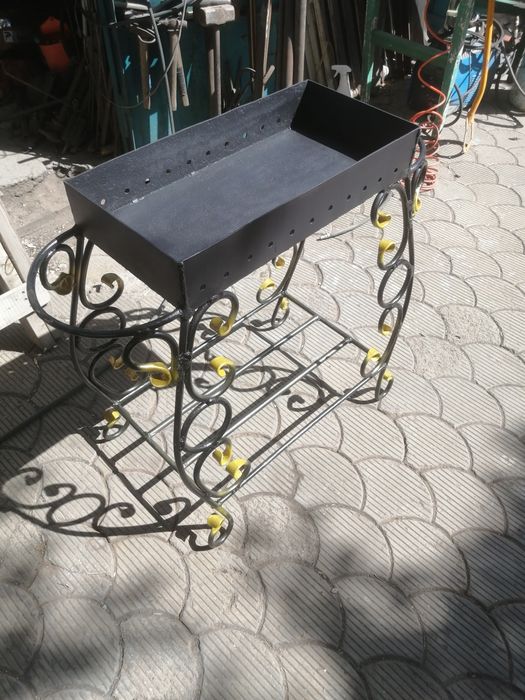 Продам мангал с кованными элементами