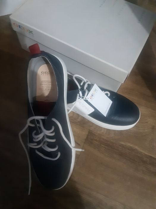 Продам новые  кроссовки Geox