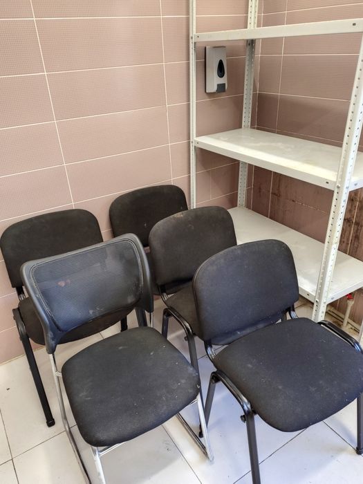 Офисные стулья в ассортименте.