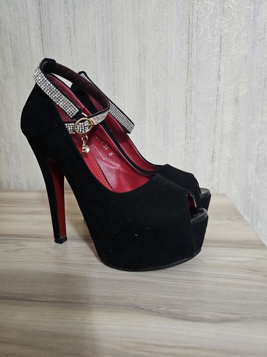 Туфли  продаются рр 34