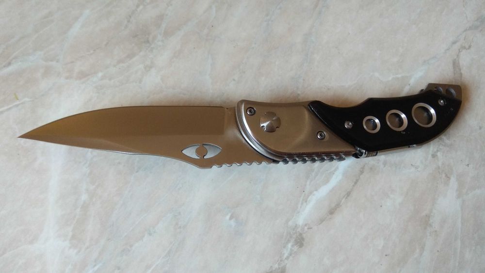 Автоматичен сгъваем нож с фенерче и калъфче