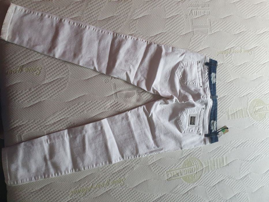 Чисто нови бели дънки с износен ефект, син дънков колан и ниска талия.