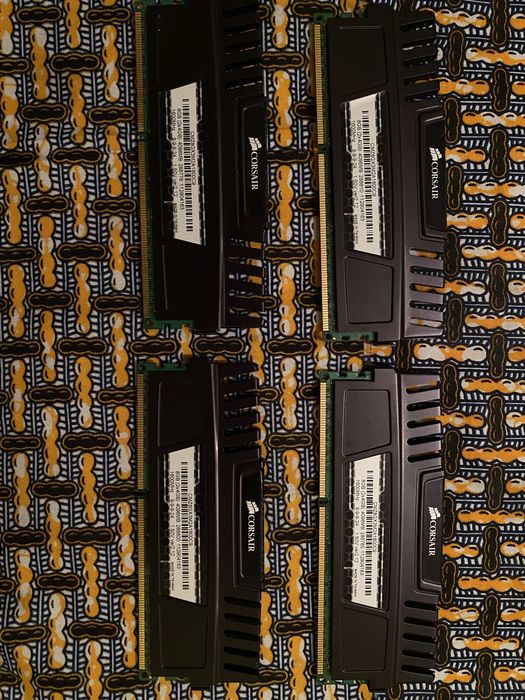 2 kit uri de 8GB corsair format din 2x4GB.