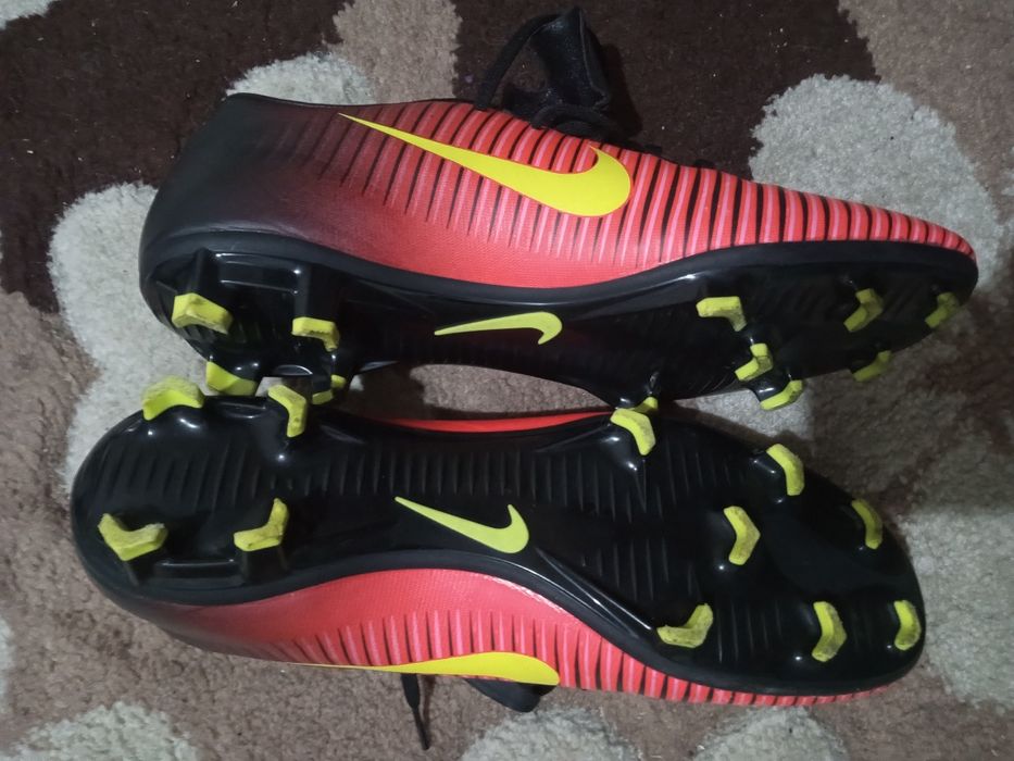 Nike  Adidași Fotbal