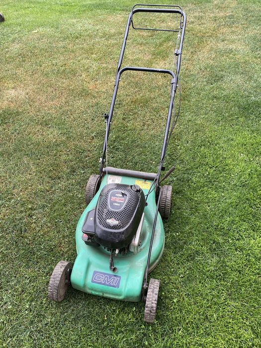 Masina ge tuns iarba pe benzina cu tractiune !