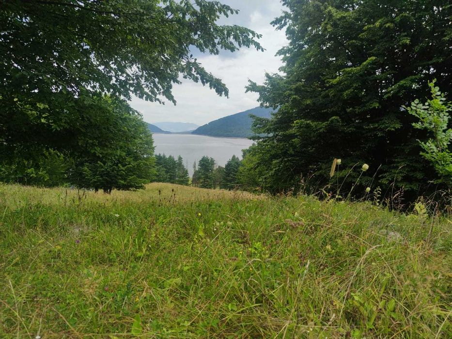 Vand teren 1.712 mp cu vedere la lac, lângă pădure – Valea Uzului, Bacău