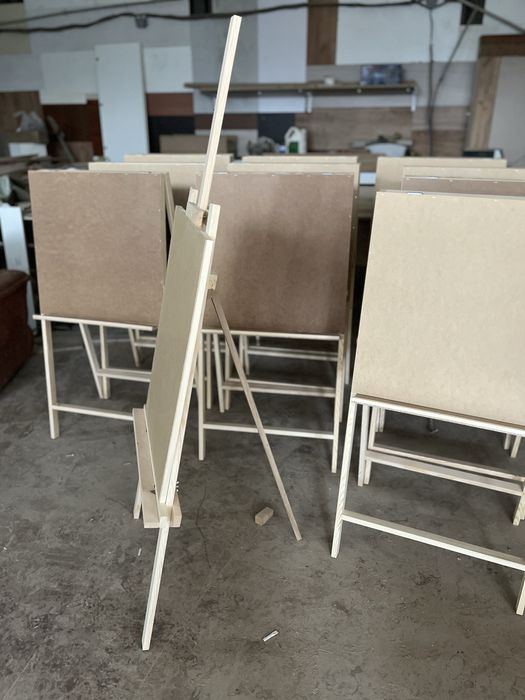 Продам мольберт деревянный трехножка