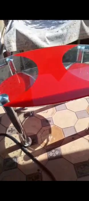 Стеклянный стол.