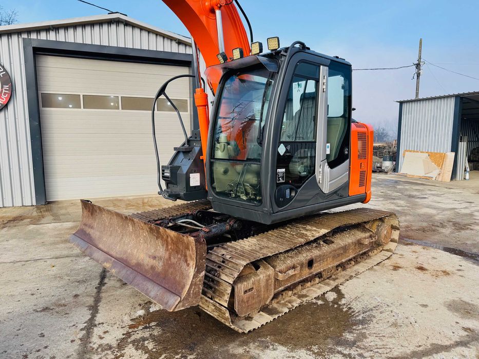 Excavator senile cu lama Hitachi ZX 135, an 2010, 15 tone, 2 cupe, TOP