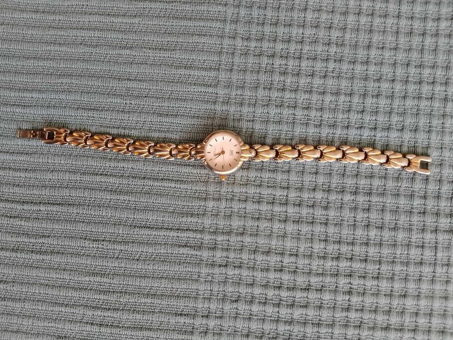 Позлатен дамски часовник Q&Q