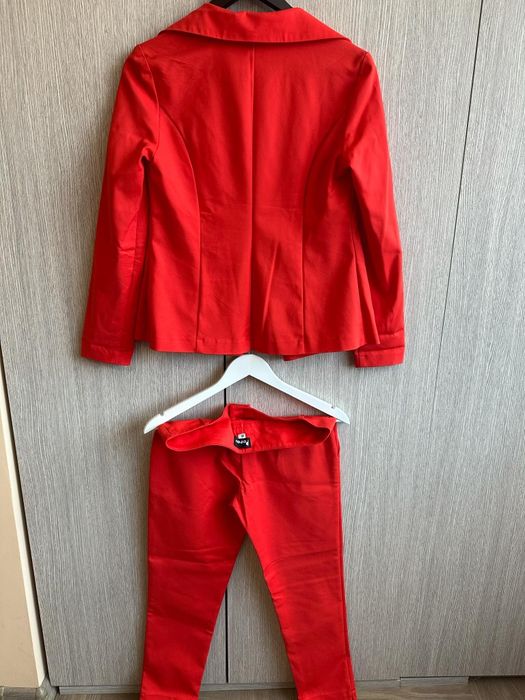 Модерен и елегантен дамски костюм