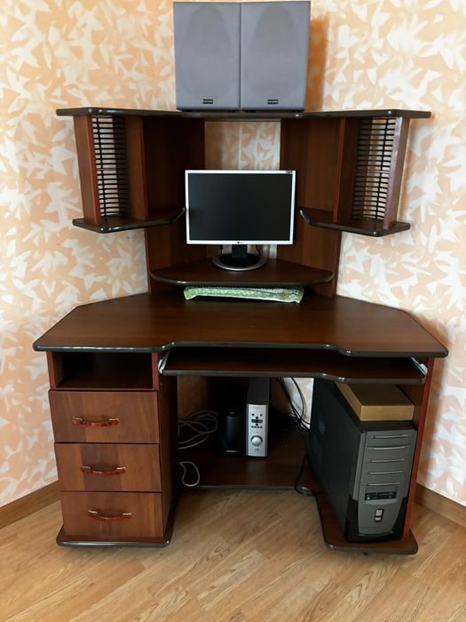 Компьютер, компьютерный стол сатылады.