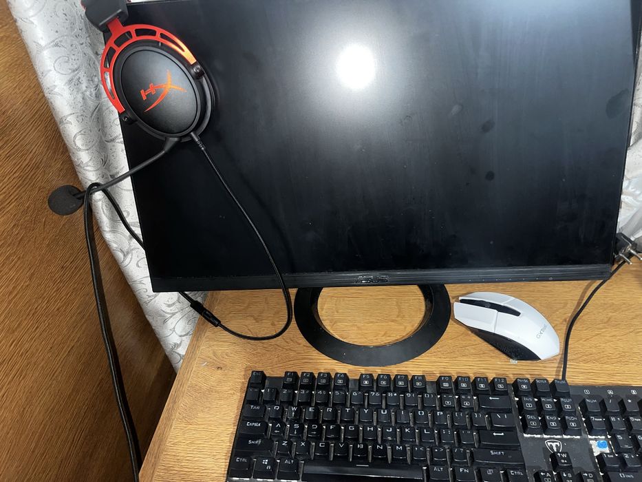 Monitor,casti,mouse,tastatura