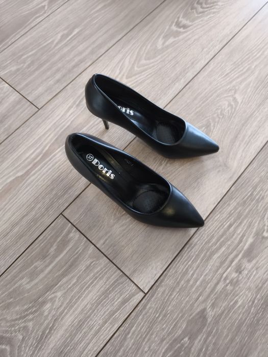 Черни обувки на тънък ток