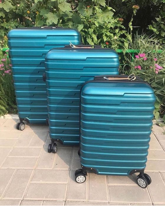 Средний пластиковый чемодан