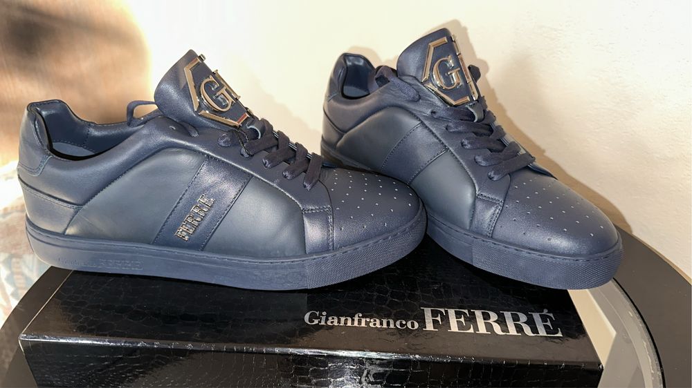 Продам новые, оригинальные кроссовки  FERRE