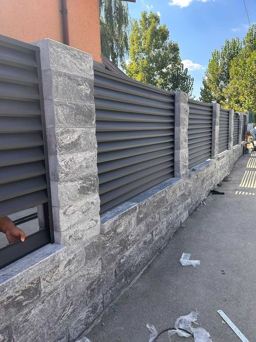 Garduri si porti din panouri stil jaluzele, tabla cutata, sipca metalica, plasa bordurata, fier forjat, BCA sau beton si alte modele la comanda