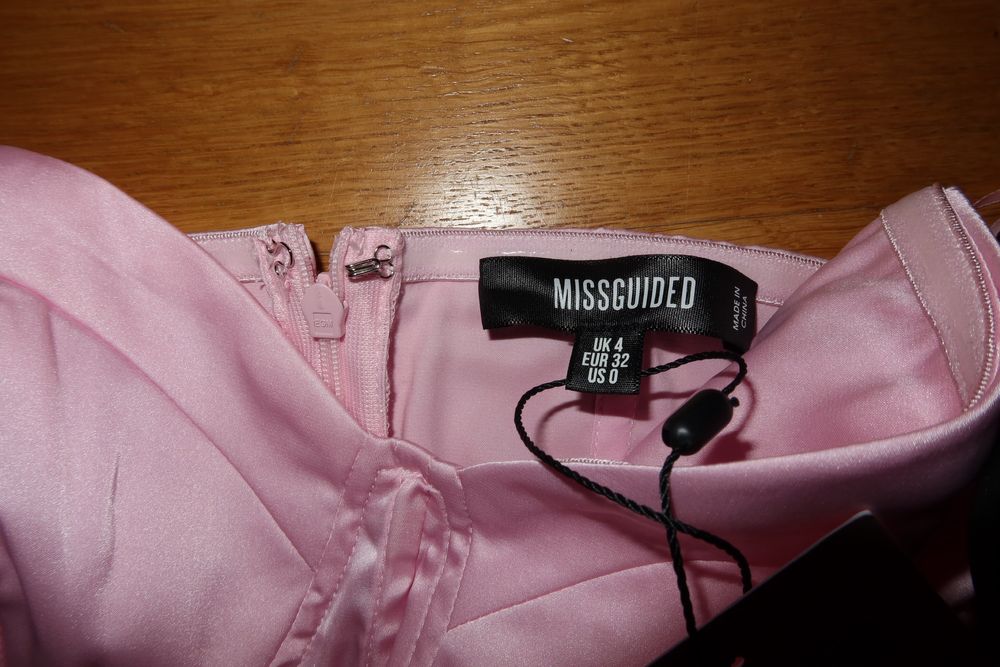 Розова сатенена рокля Missguided нова