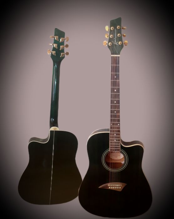 Красивая акустическая гитара