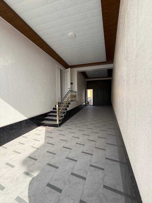 Уч кахрамон. Гулистон. 3 сотик 5 хона. Евро ремонт Ховли сотилади.