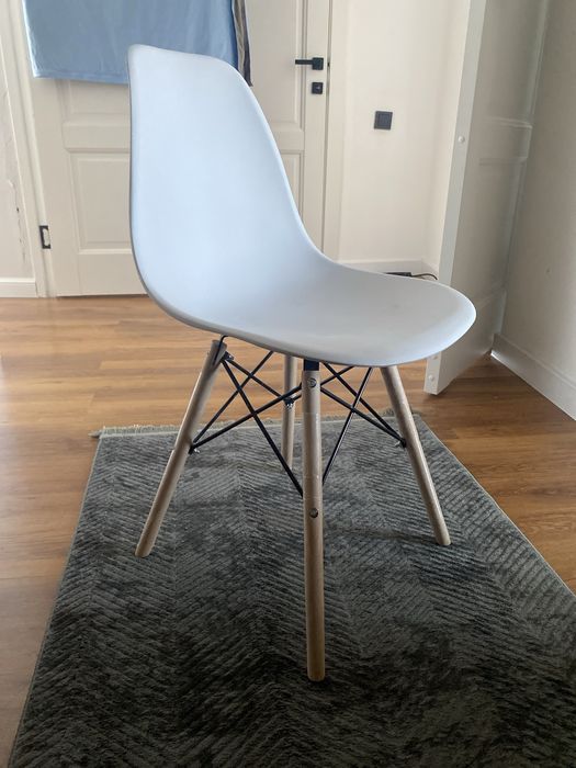 Стулья есть 4шт..