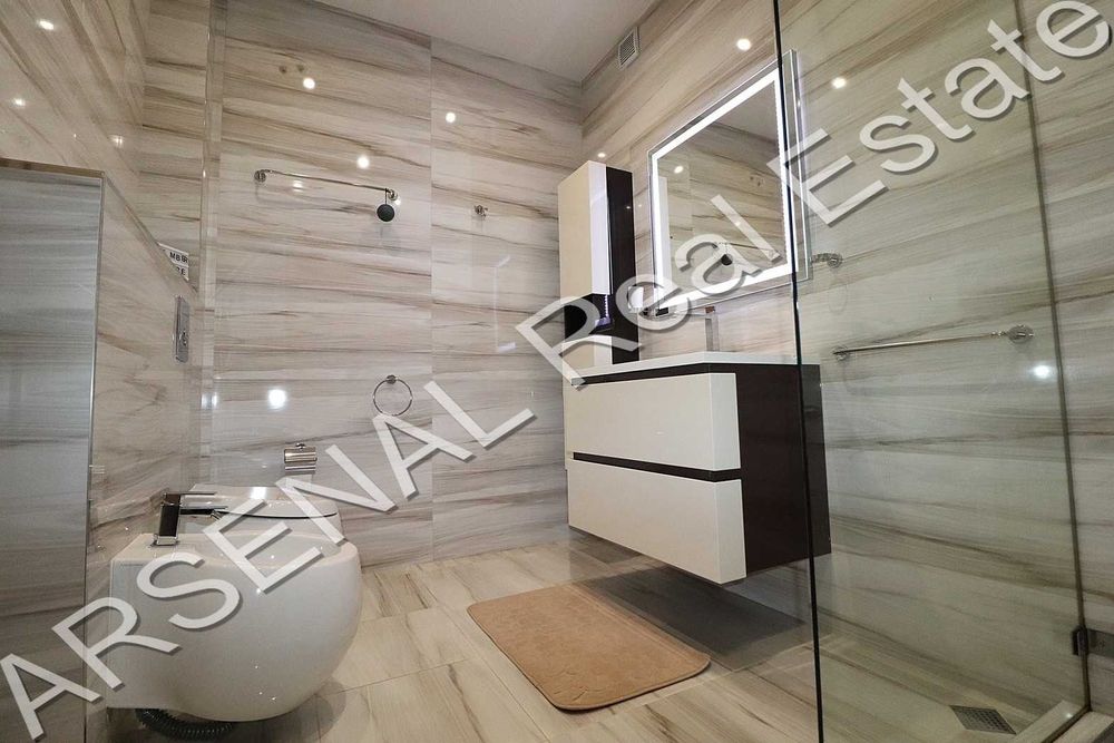 Дава се под наем Тристаен апартамент в София, Изток - 146 кв.м за 1500 € - Снимка #10